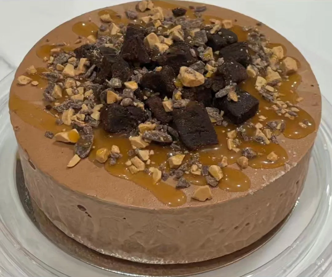 Gâteau à la crème glacée au chocolat, caramel et brownies